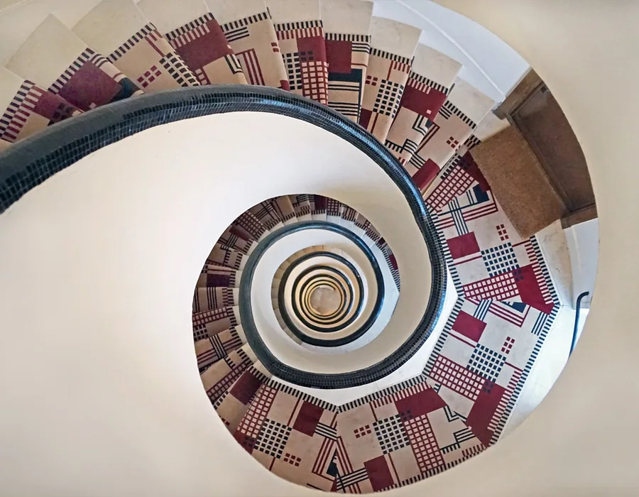 Cage d’escalier d’un immeuble parisien