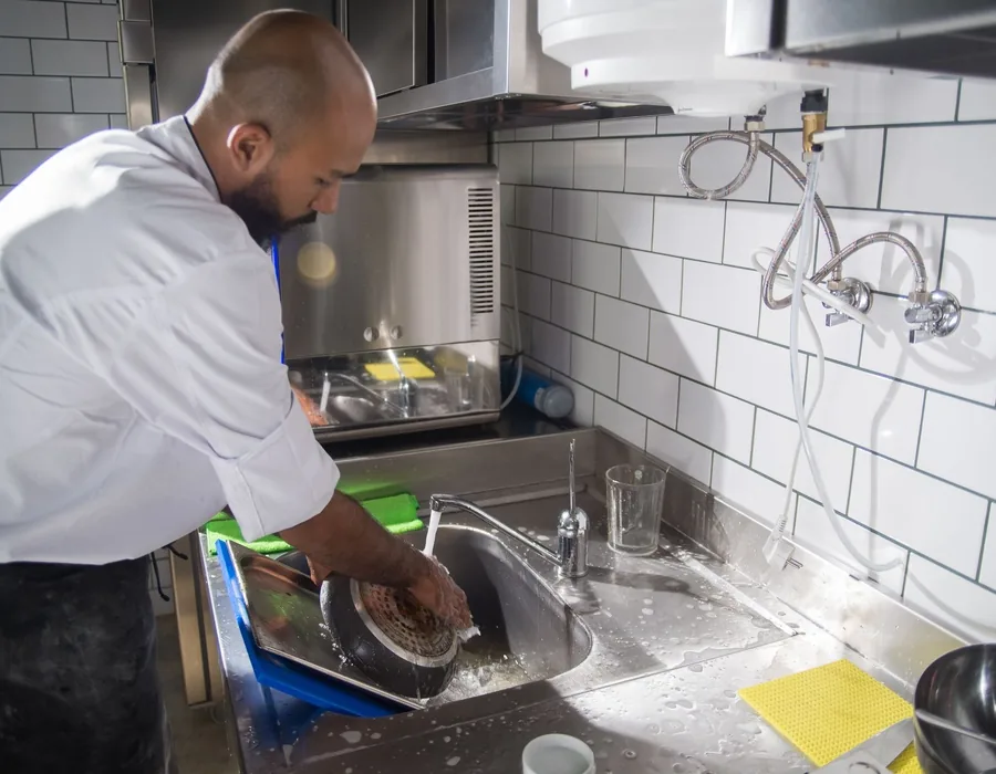 Plonge en inox d’une cuisine professionnelle