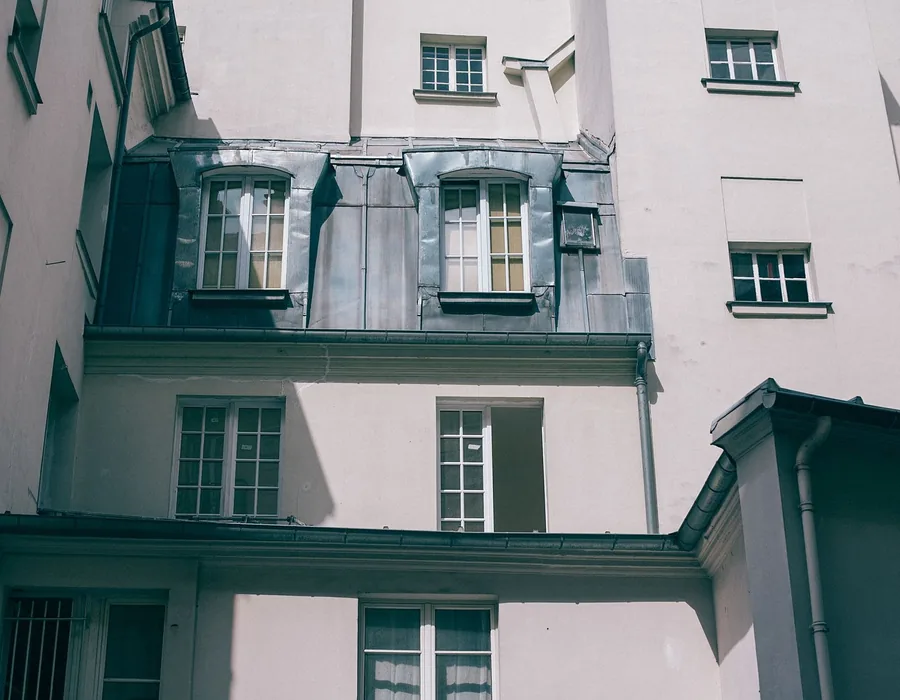 Cour intérieure d’un immeuble ancien et sa descente en zinc