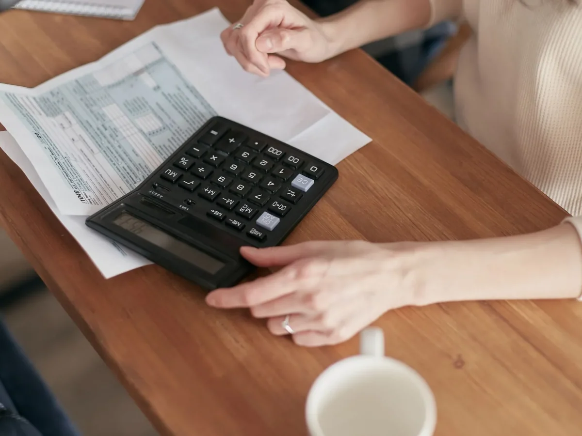 Devis et calculatrice posés sur un bureau
