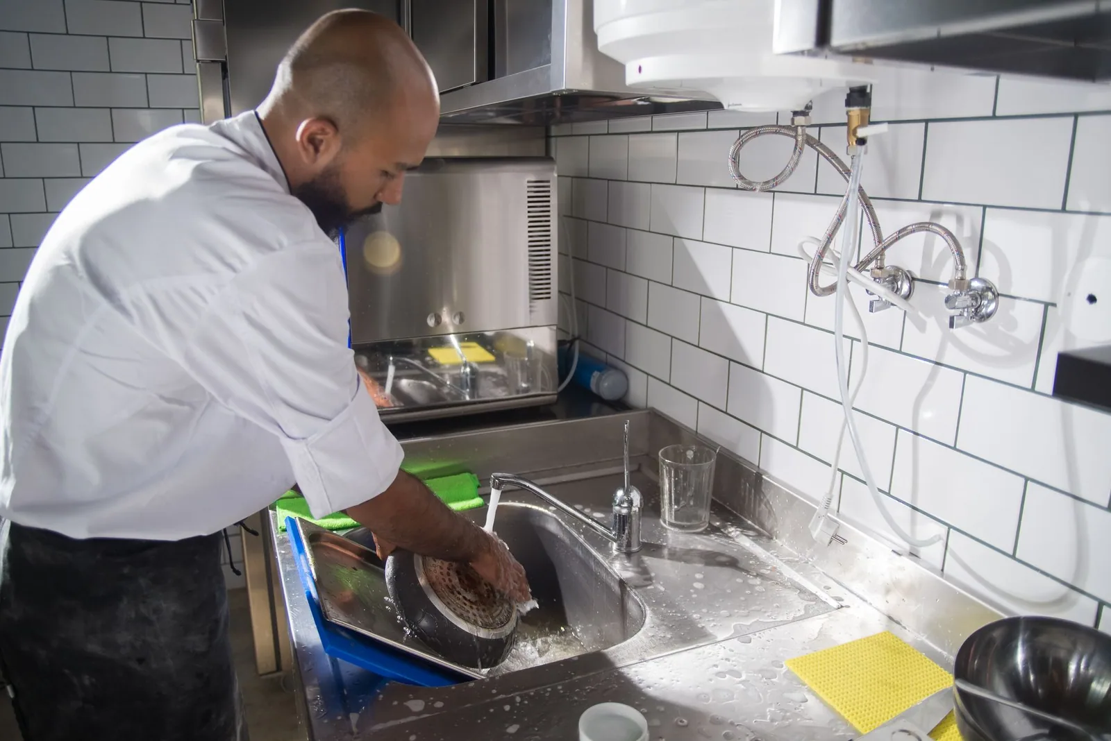 Bac à graisse en local technique de restaurant à Paris, dispositif à entretenir régulièrement