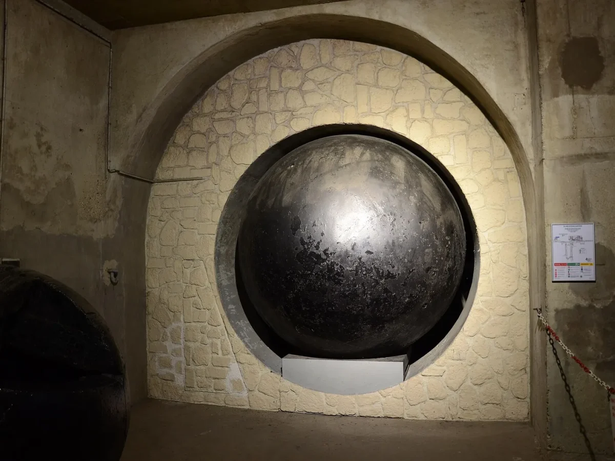 Boule de curage exposée au Musée des égouts de Paris