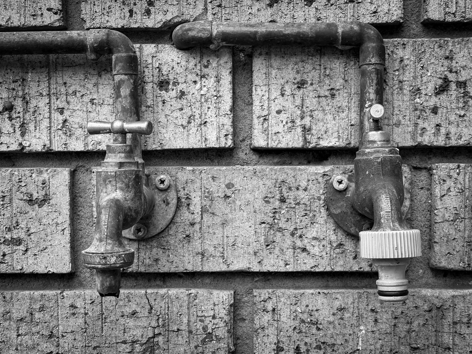 Schéma de principe du partage entre réseau public d'eau et plomberie intérieure d'un immeuble parisien