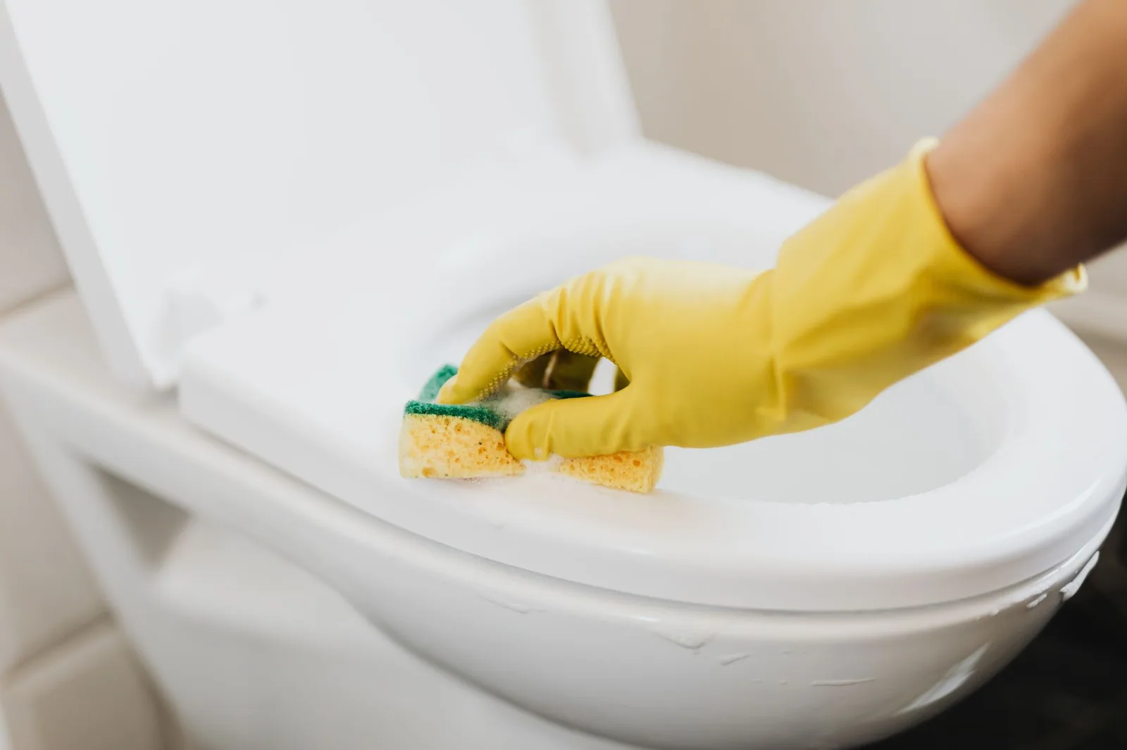 Geste d’appoint sur un WC bouché à Paris : eau chaude et ventouse avant l’intervention d’un professionnel