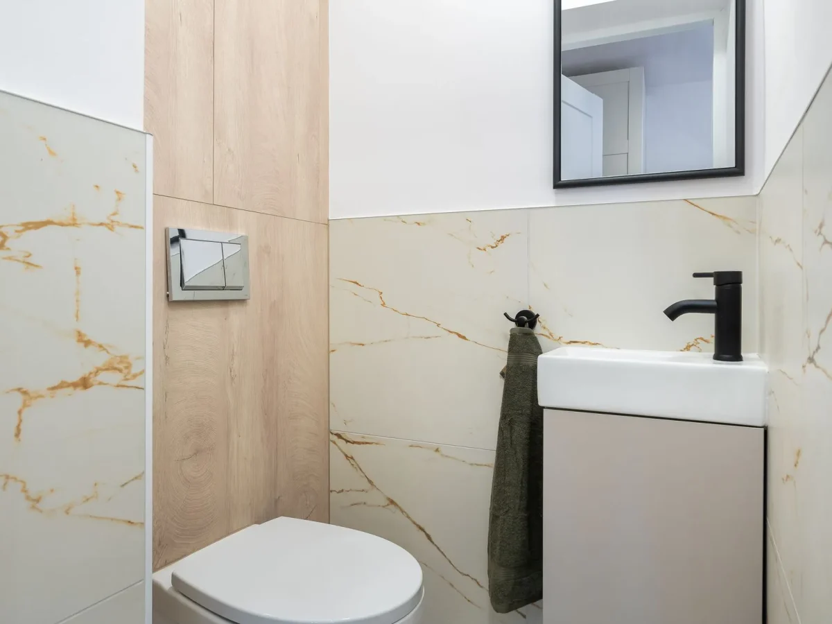 Toilettes dans une salle de bains