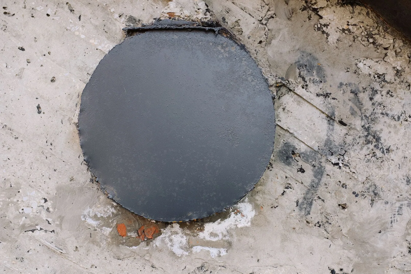 Schéma comparant une fosse septique et une fosse toutes eaux, avec leur circuit d’eaux usées