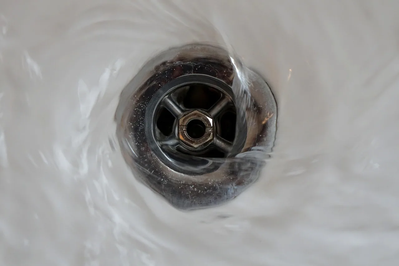Bonde de lavabo traversee par l'eau