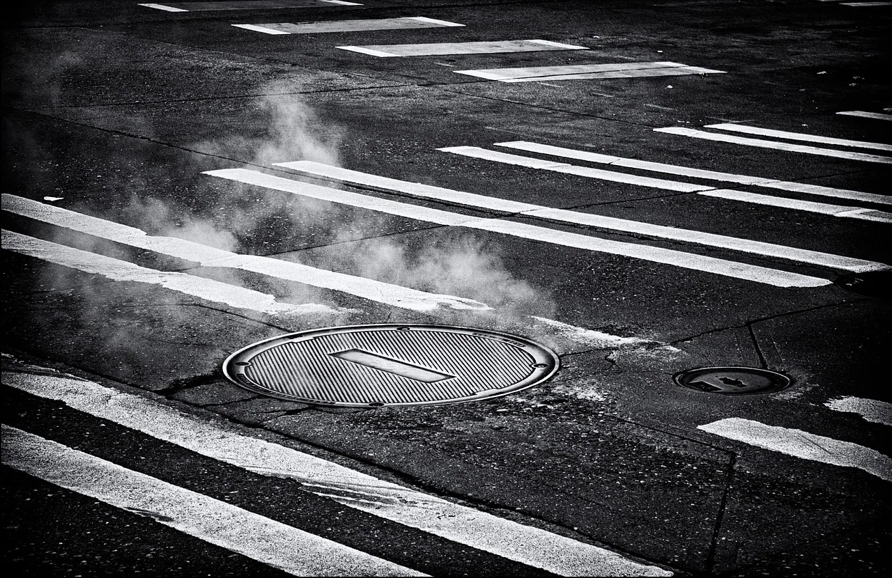 Plaque d'egout dans la rue