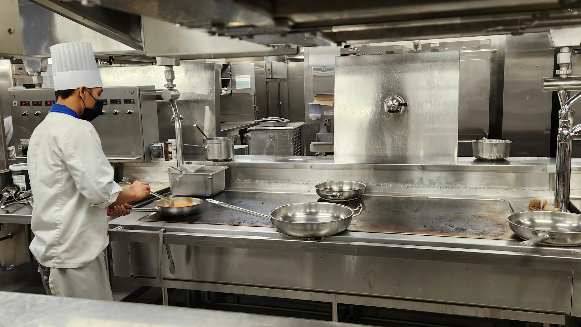 Cuisine professionnelle en inox avec plonge