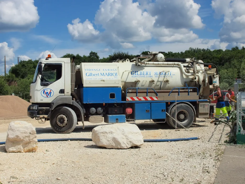 Camion hydrocureur d'assainissement en intervention