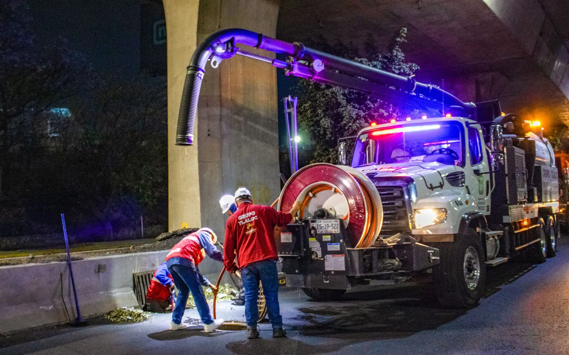 Camion hydrocureur d'assainissement en intervention
