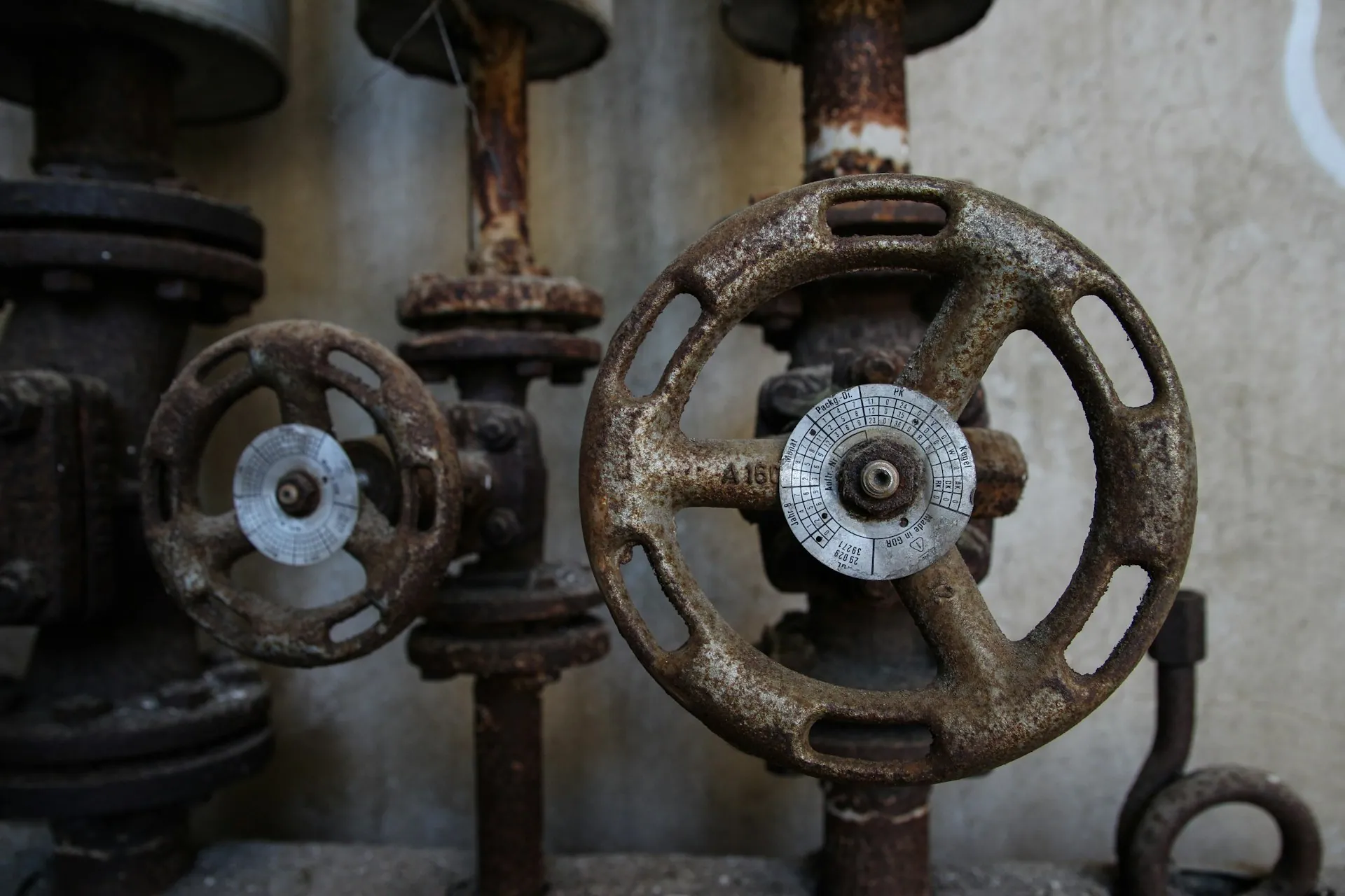Vieux tuyaux métalliques rouillés
