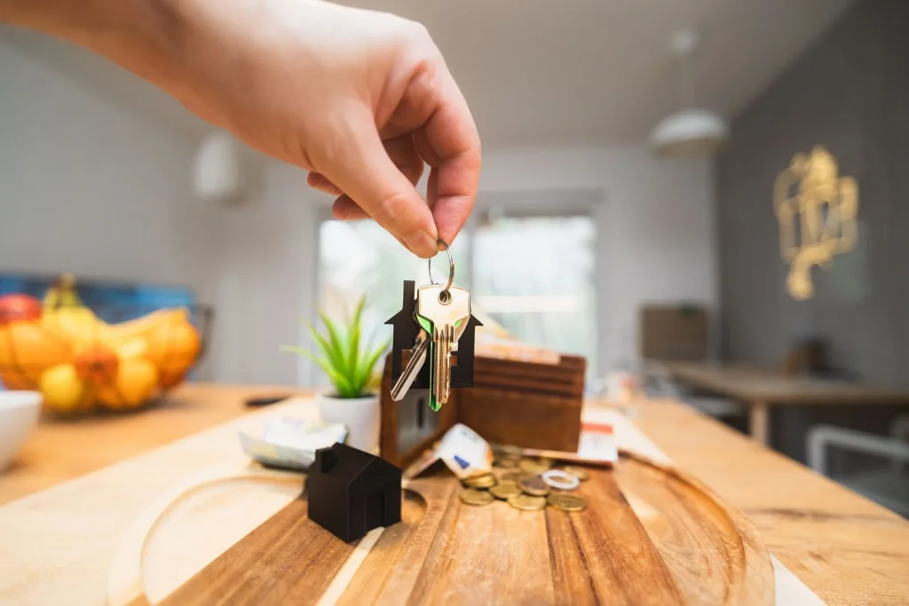 Clés d'un logement posées avec une maison miniature