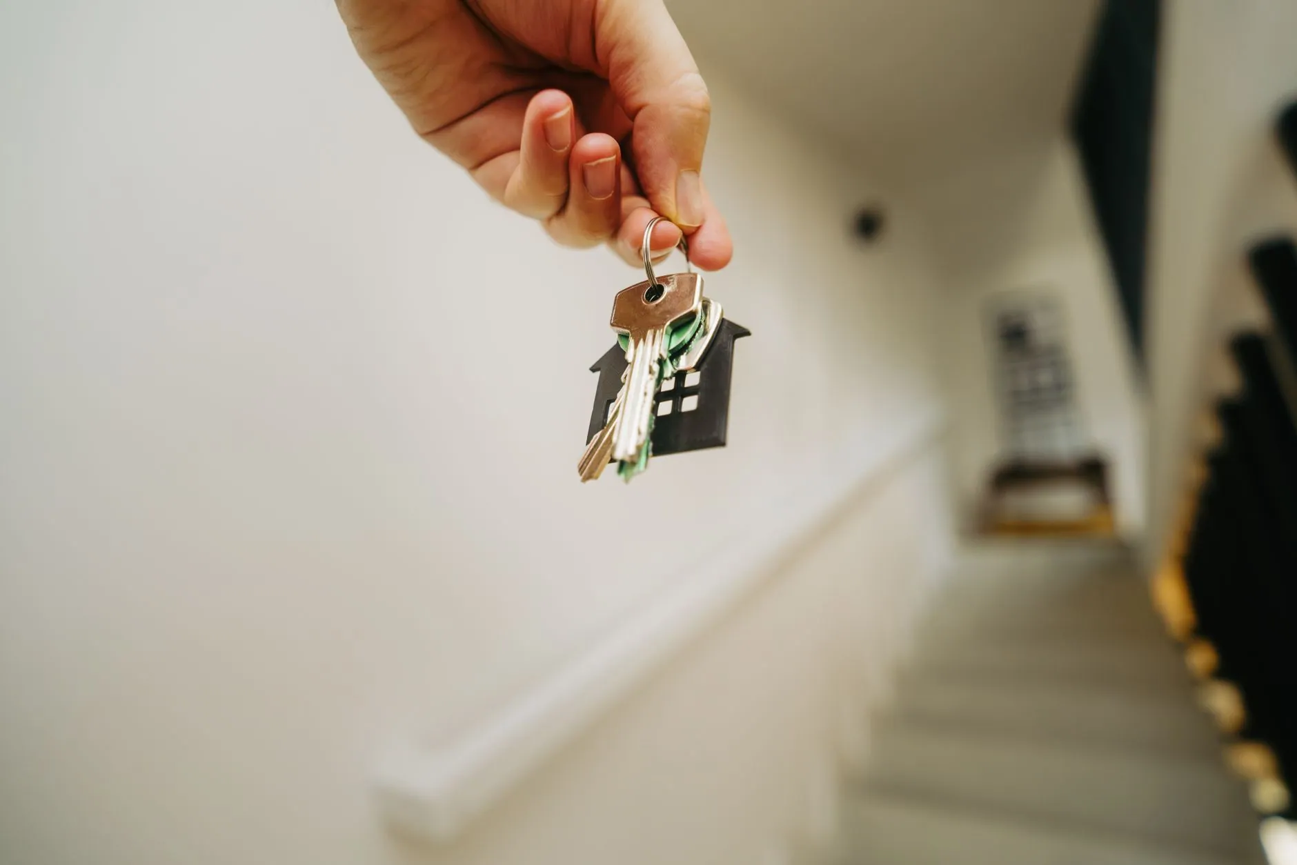Clés d'un logement posées avec une maison miniature