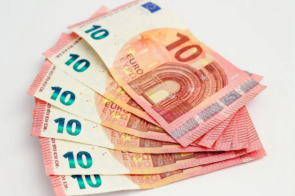 Billets et pièces en euros avec une calculatrice