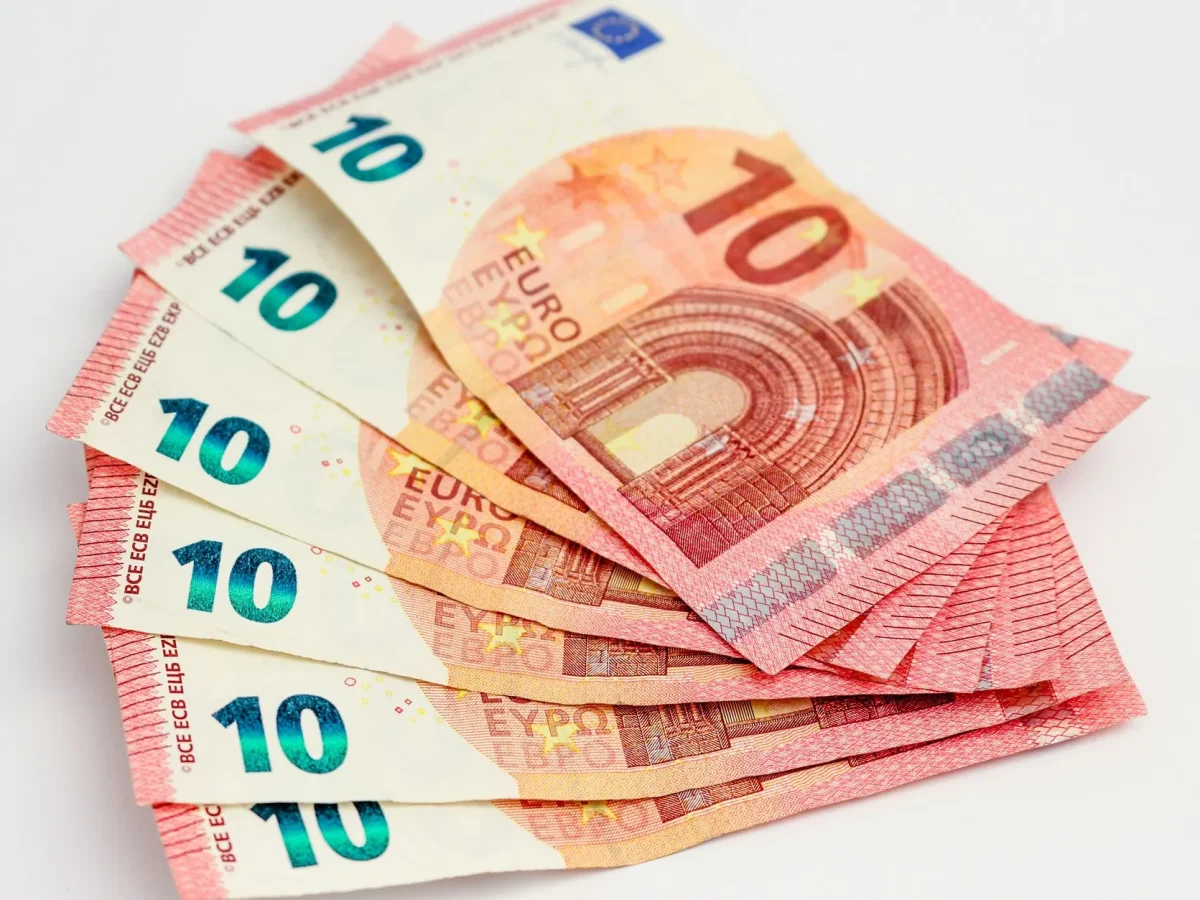 Billets et pièces en euros avec une calculatrice