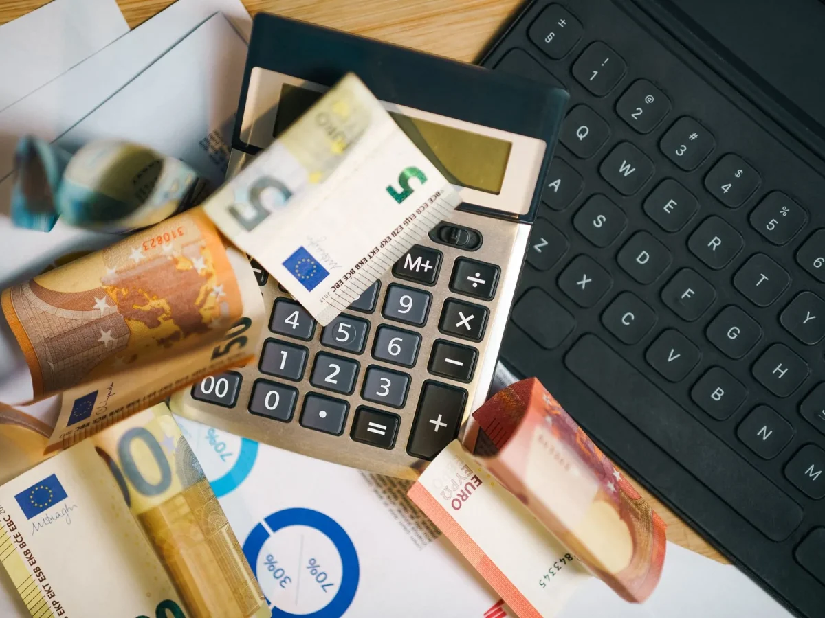 Billets en euros, calculatrice et documents de facturation