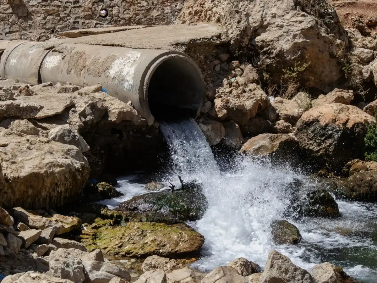 Rejet d'eau d'une conduite en béton