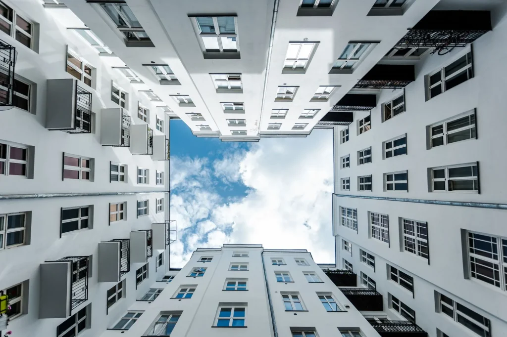 Cour intérieure d'un immeuble d'habitation vue d'en bas