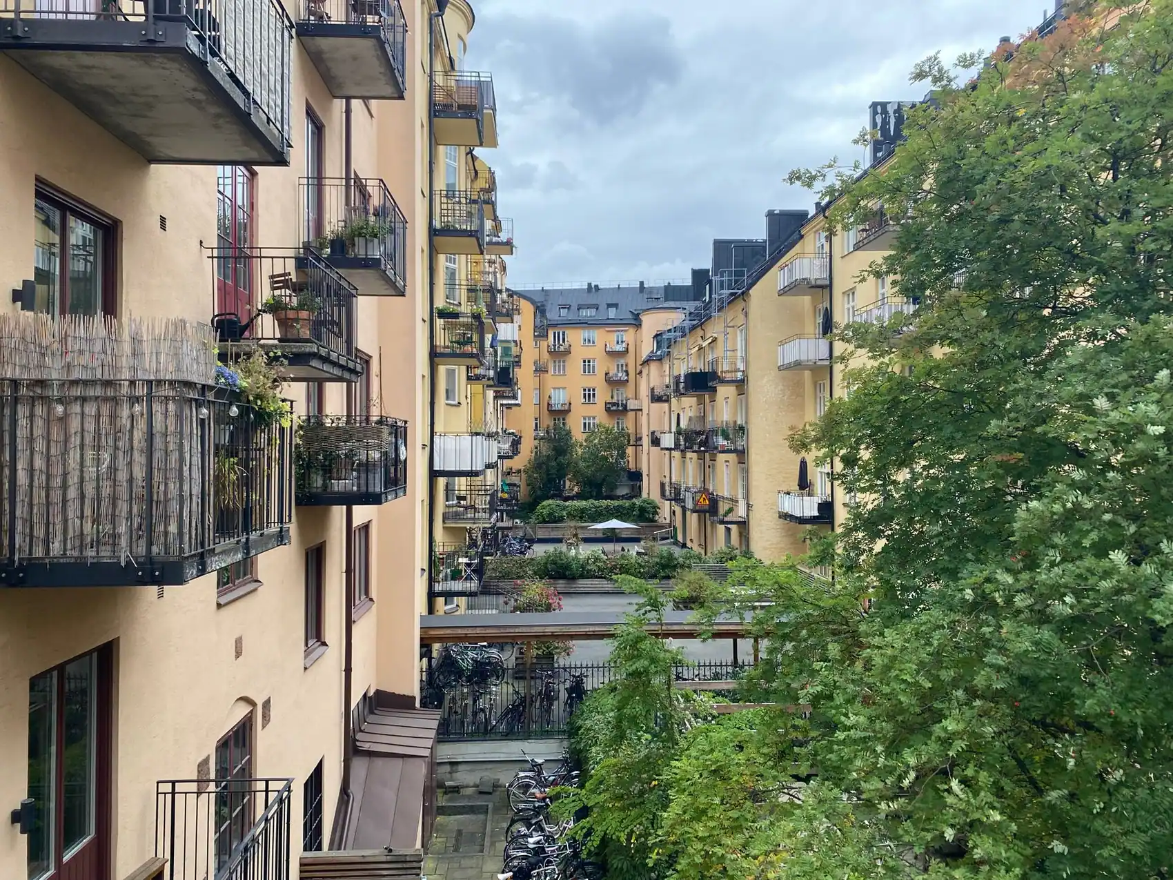 Cour intérieure d'un immeuble d'habitation vue d'en bas