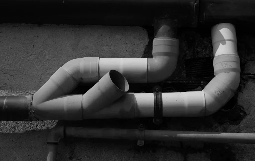 Canalisations apparentes dans un local technique humide