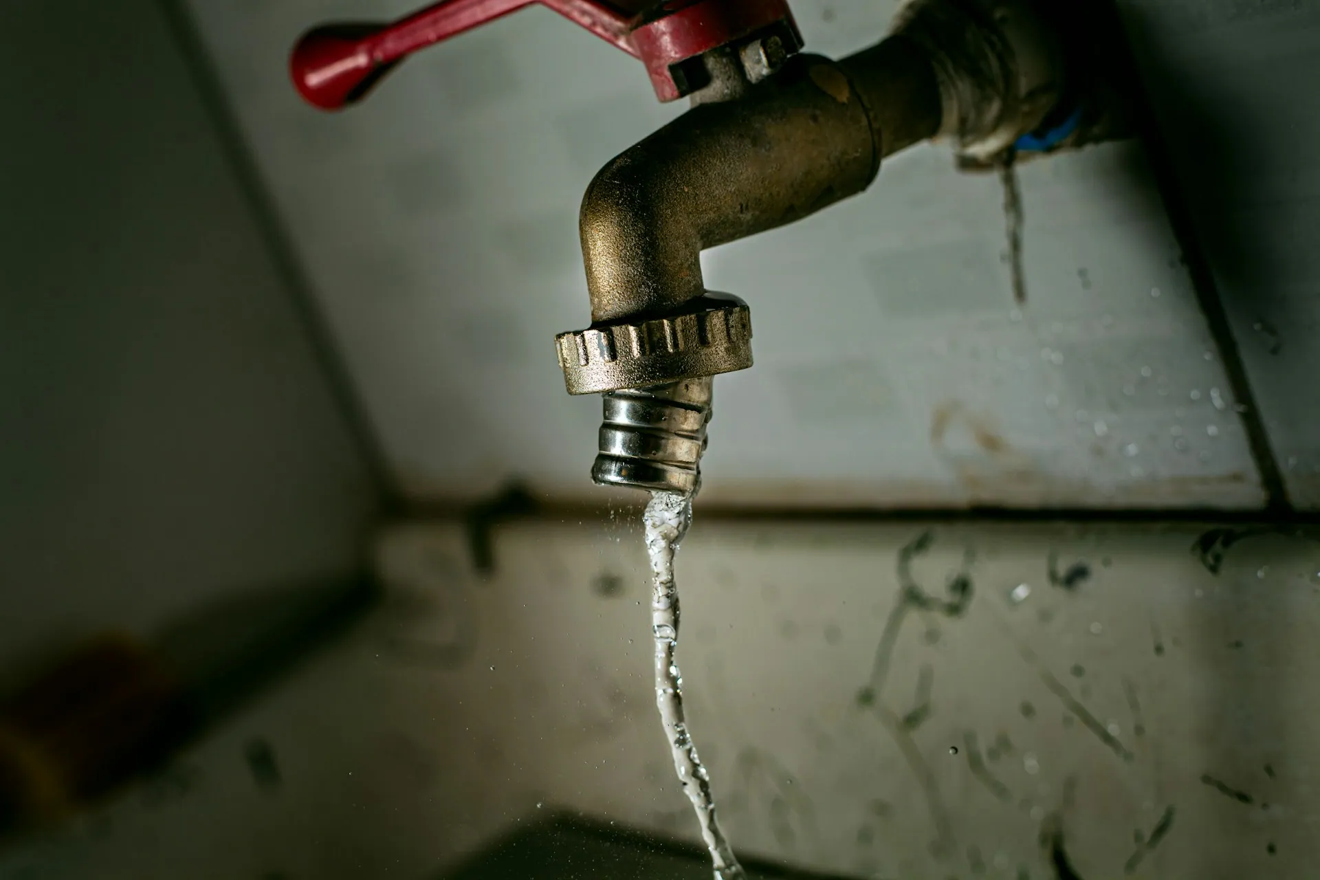 Canalisations apparentes dans un local technique humide