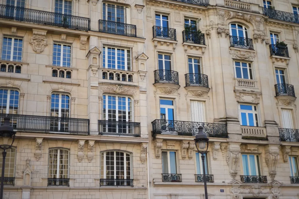 Rue bordée d'immeubles haussmanniens à Paris