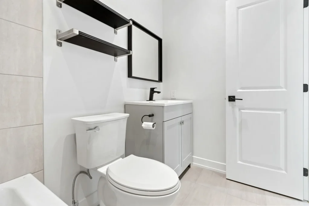 Cuvette de WC dans une salle d'eau