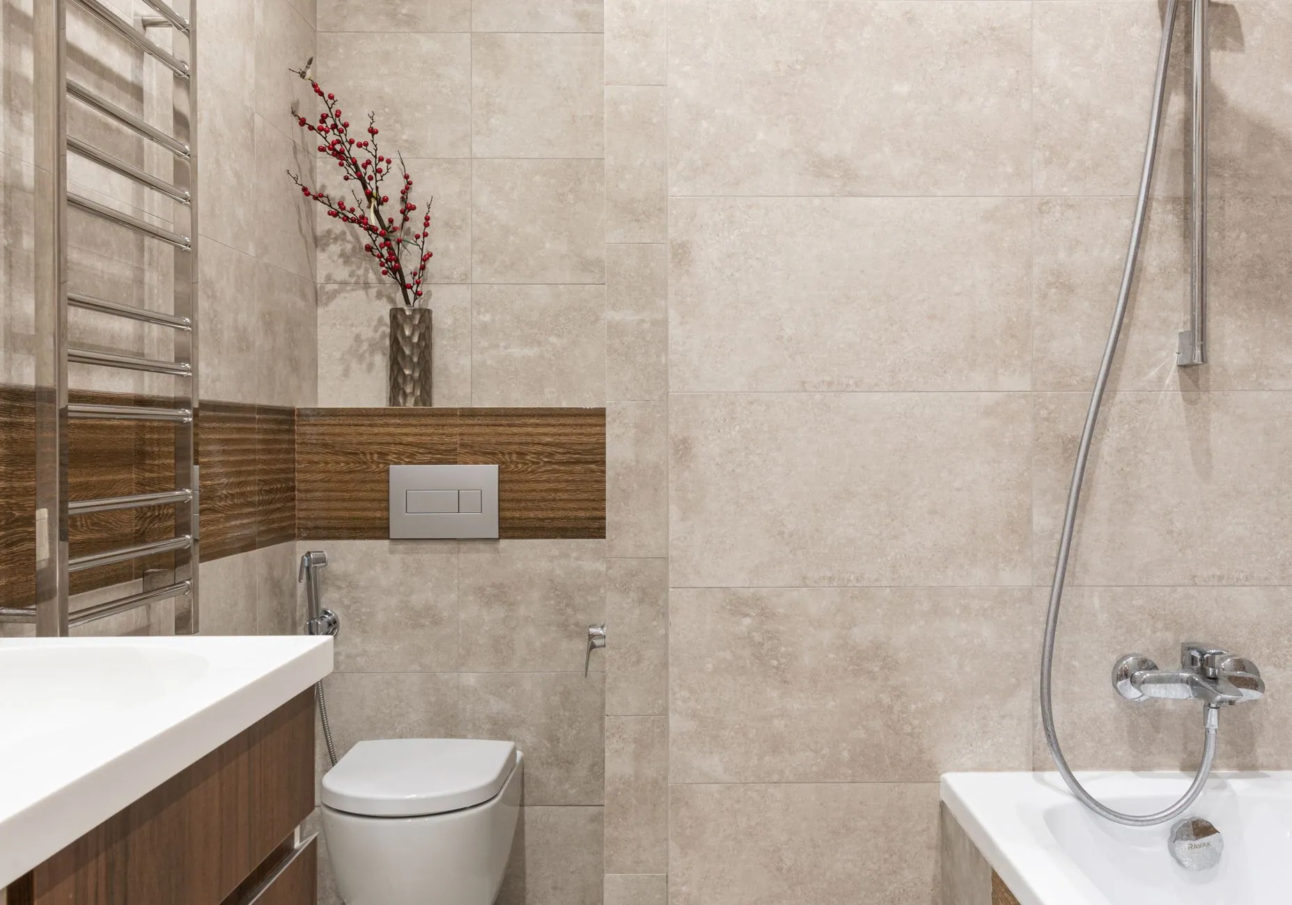Cuvette de WC dans une salle d'eau