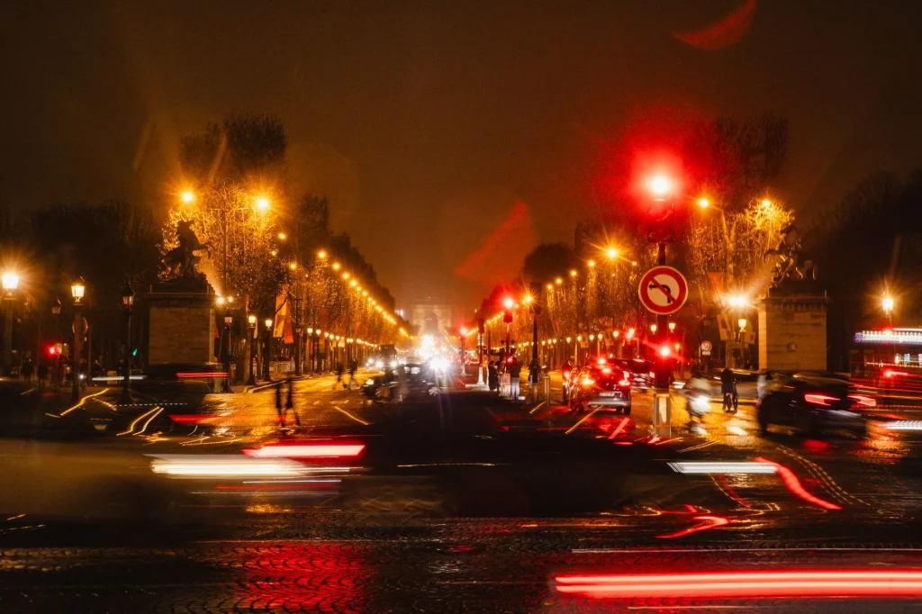 Intervention de nuit dans une rue de Paris