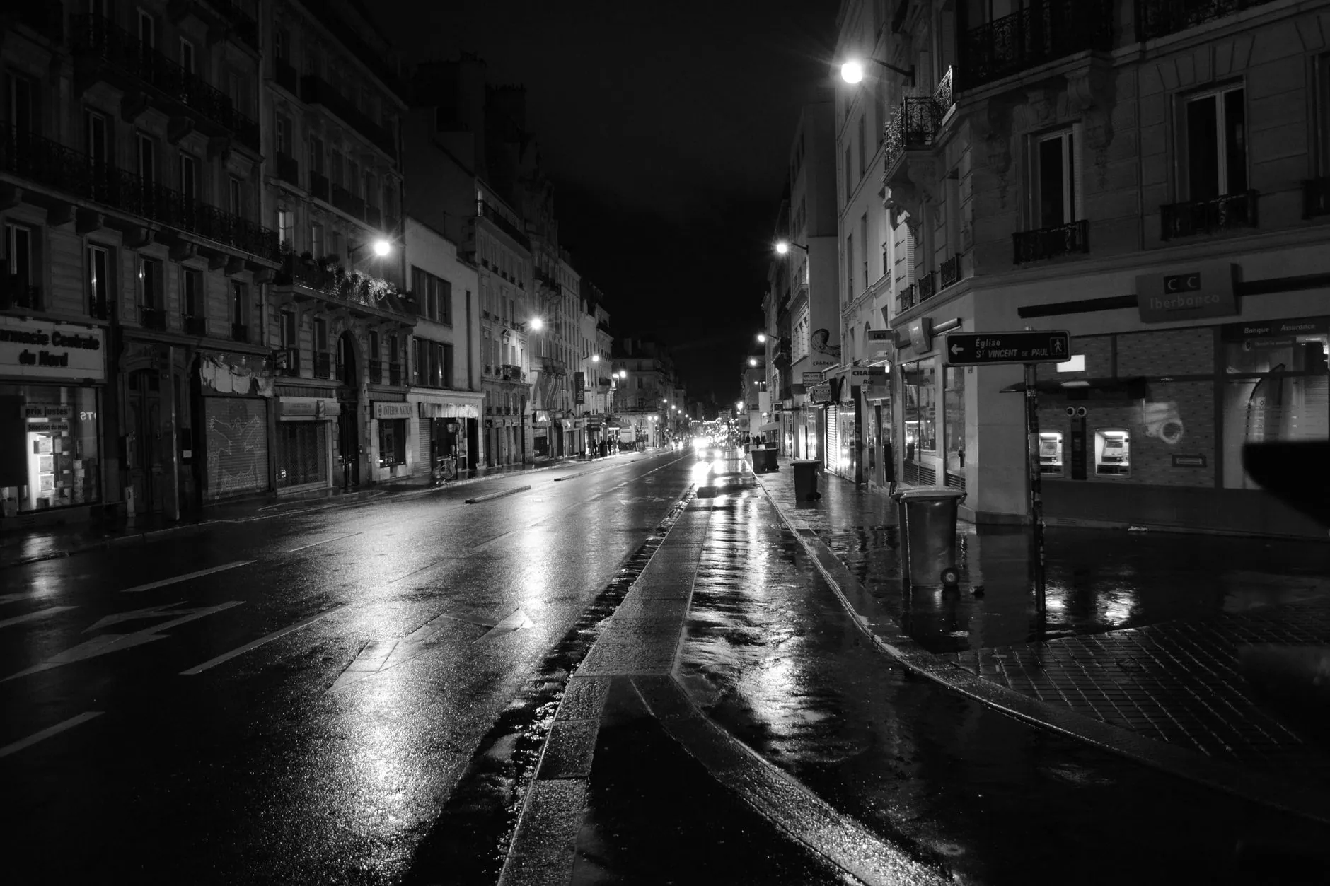 Intervention de nuit dans une rue de Paris