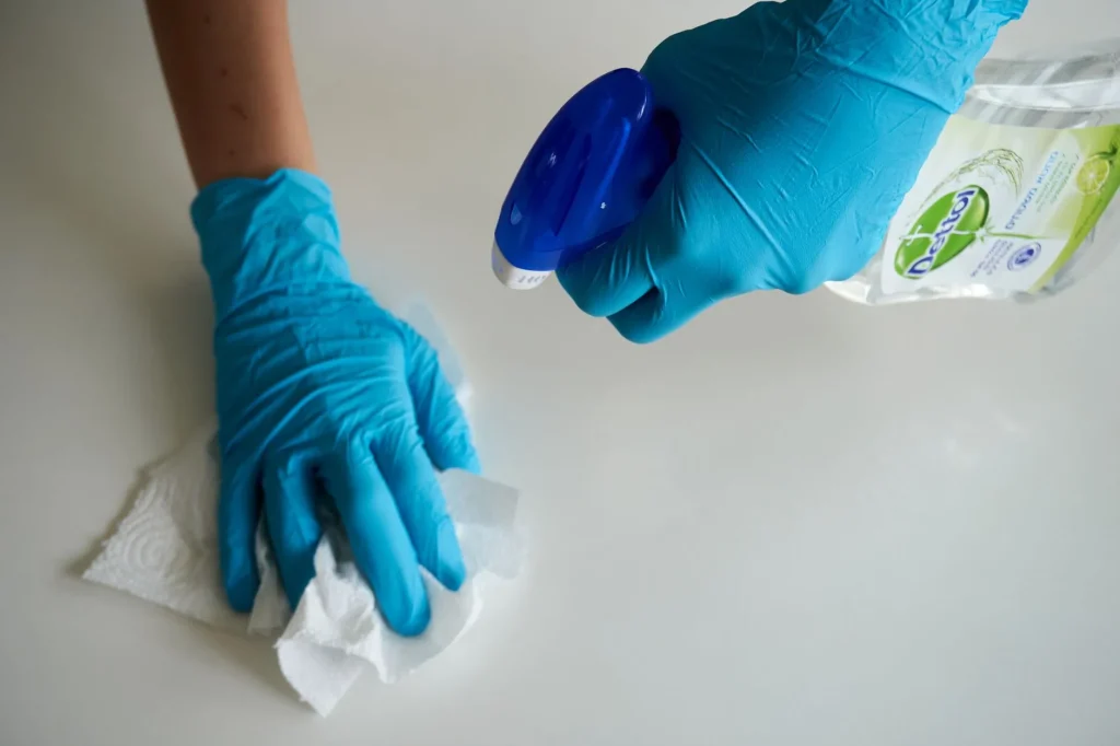 Produits d'entretien et gants de protection