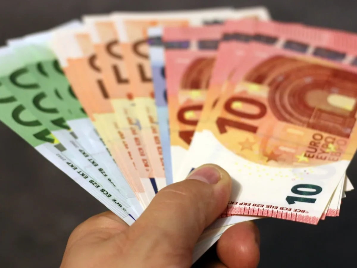 Billets et pièces en euros avec une calculatrice