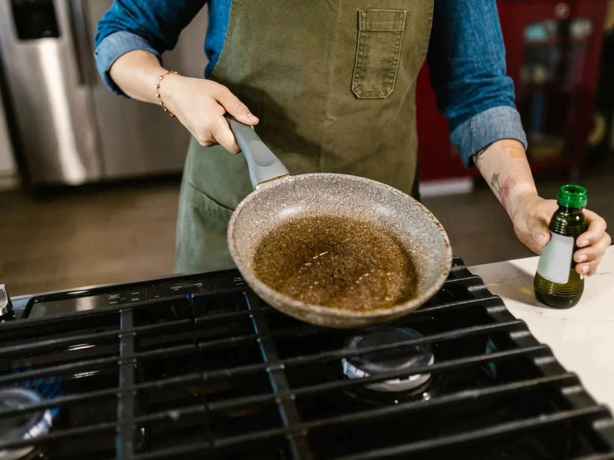Cuisine et dispositif de bac à graisse