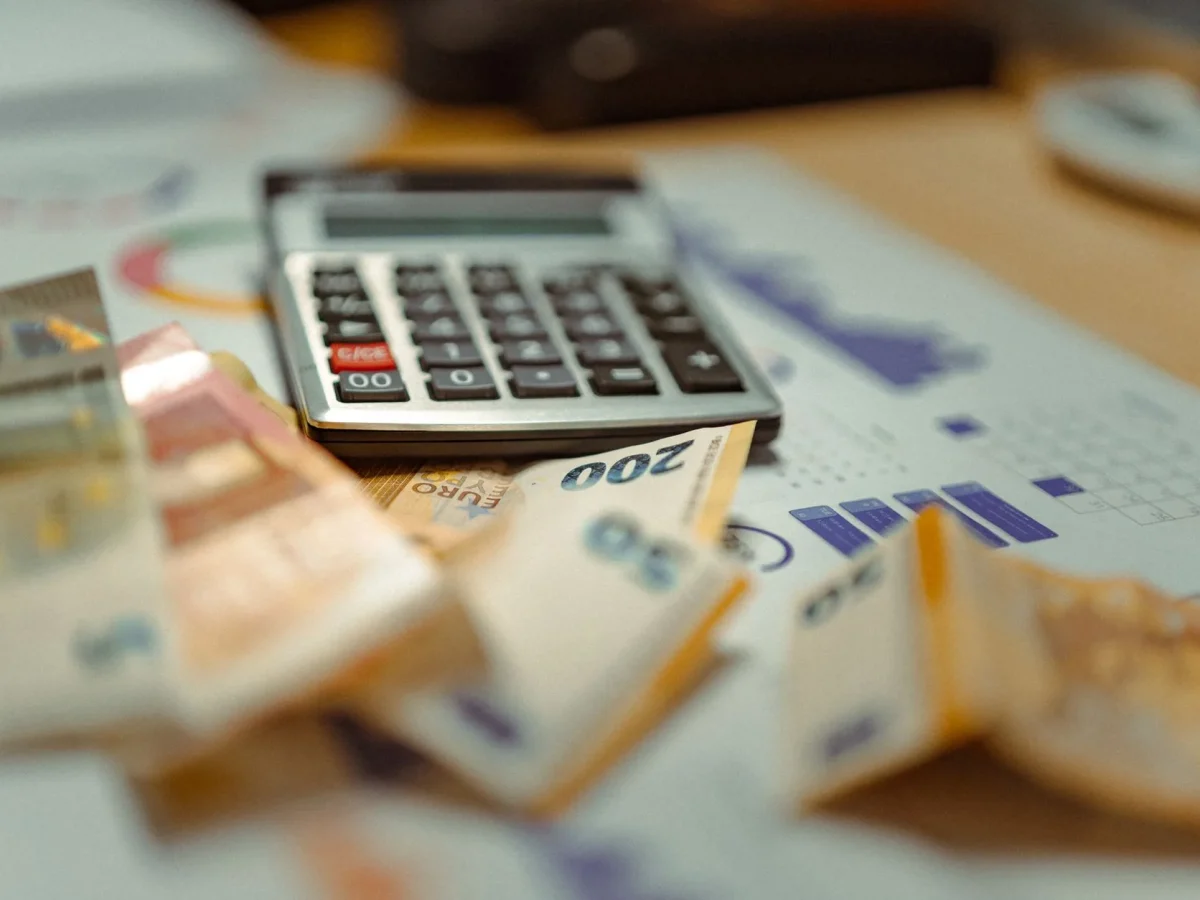 Billets en euros, calculatrice et documents de facturation
