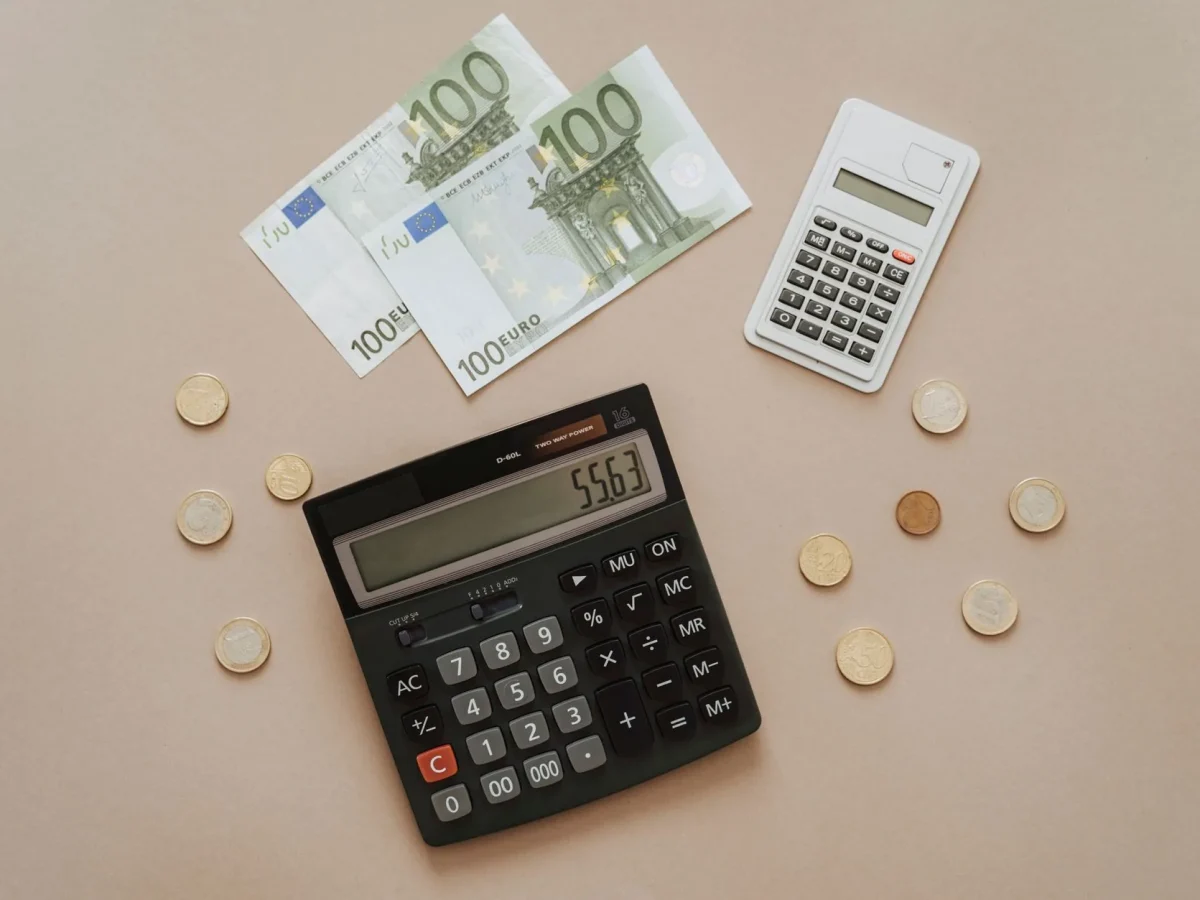 Billets et pièces en euros avec une calculatrice