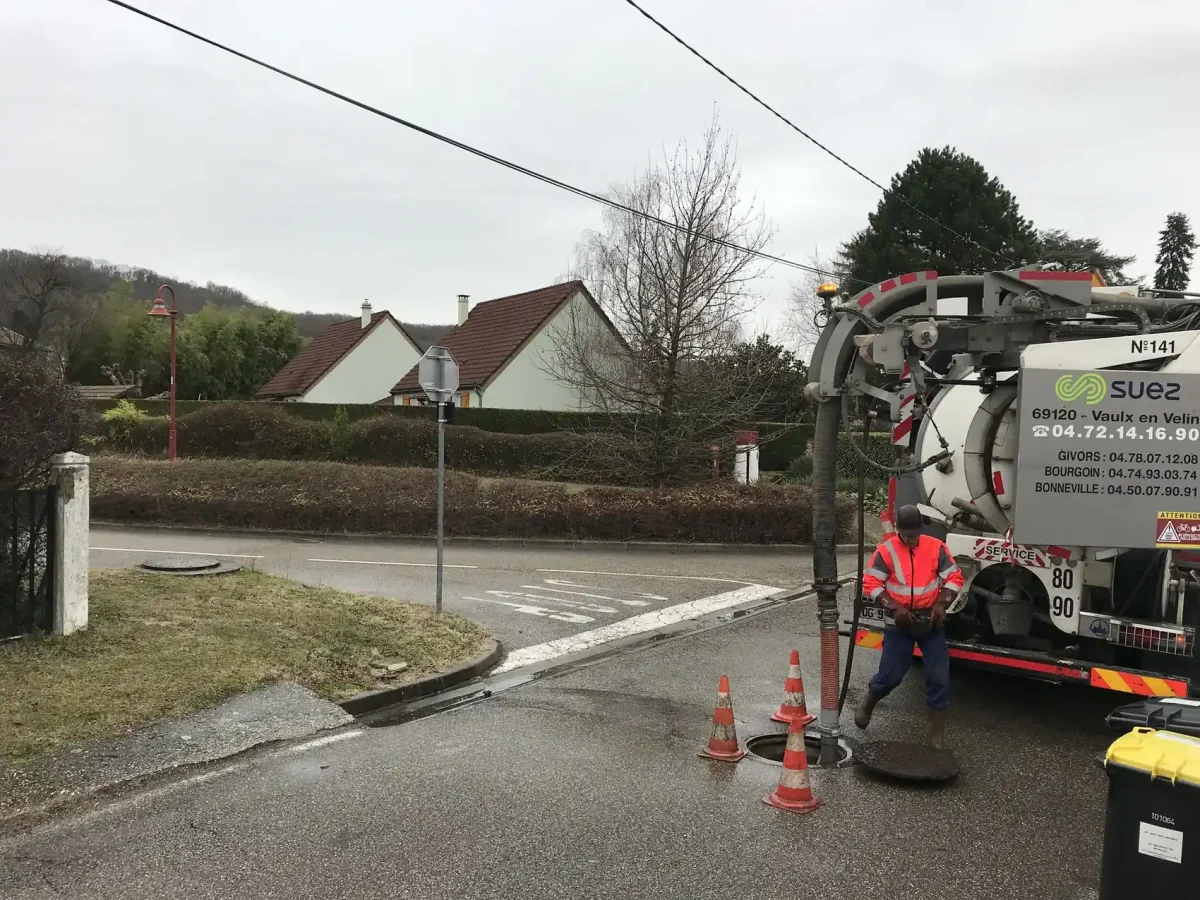 Camion hydrocureur d'assainissement en intervention