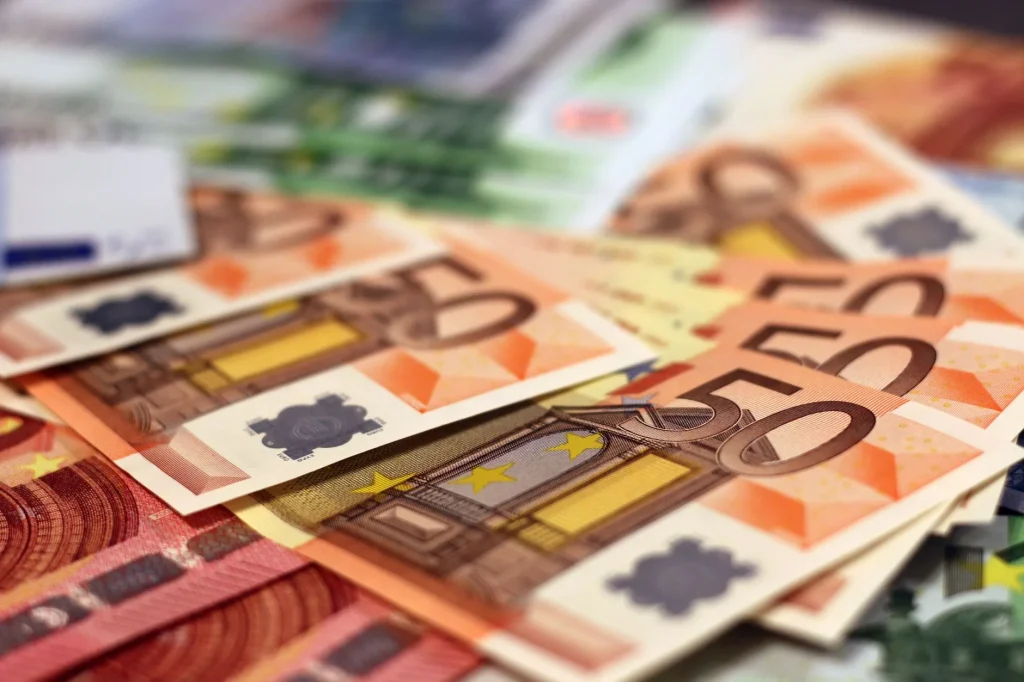 Billets et pièces en euros avec une calculatrice