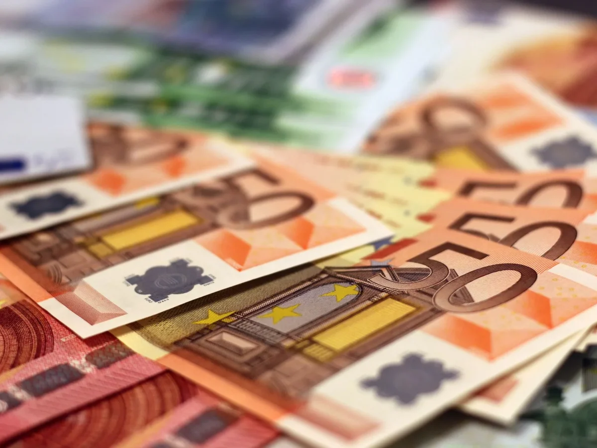 Billets et pièces en euros avec une calculatrice
