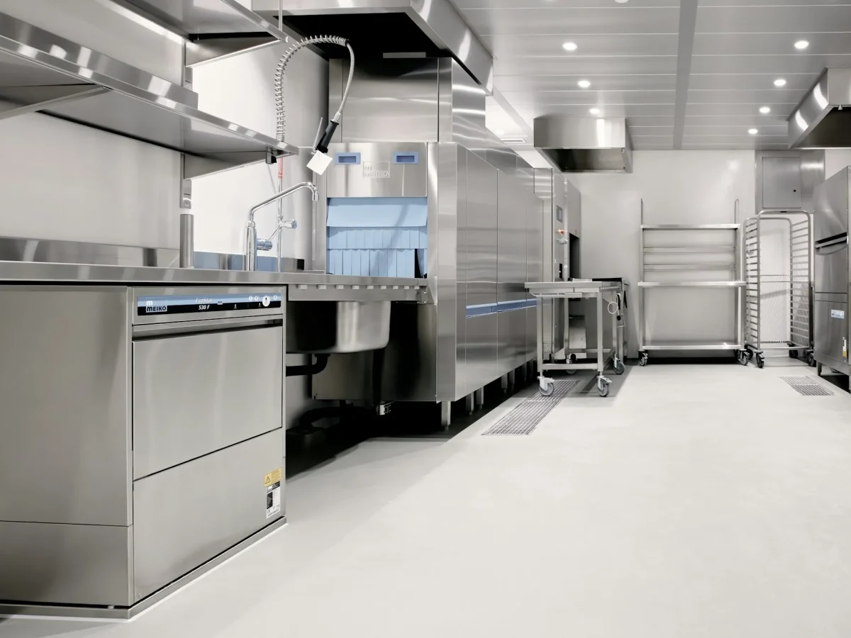 Cuisine professionnelle en inox avec plonge