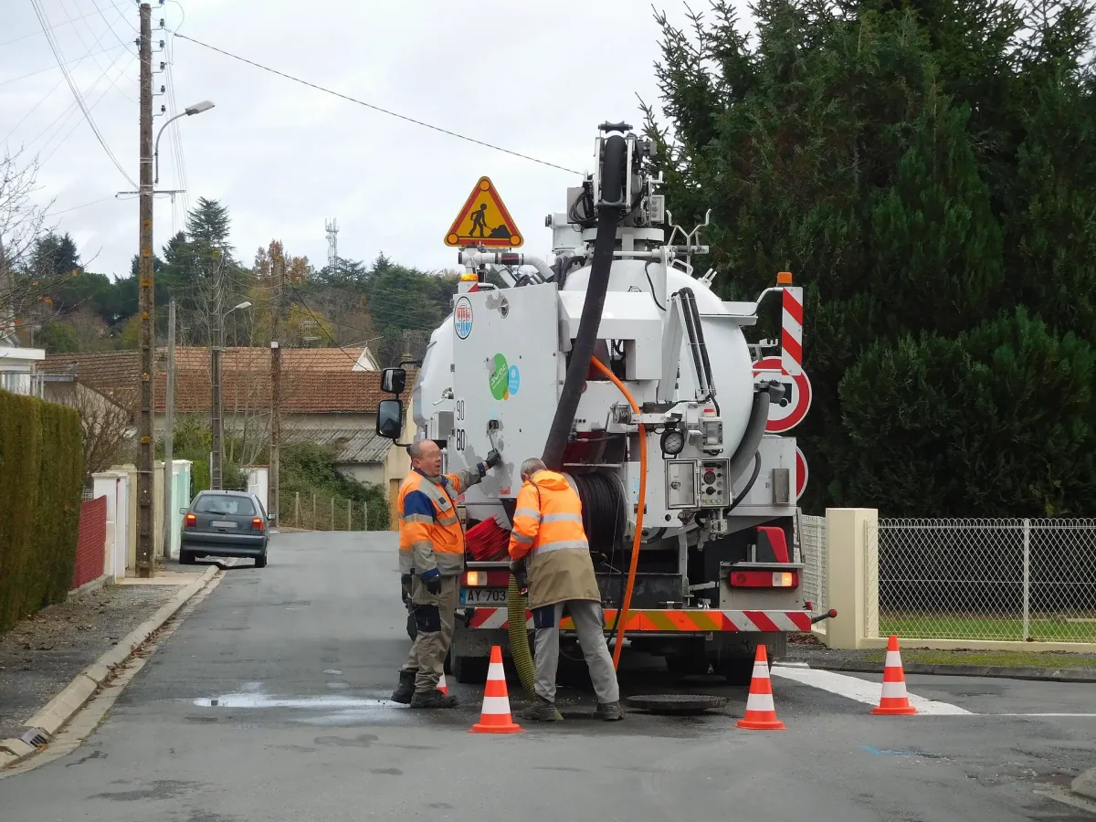 Camion hydrocureur d'assainissement en intervention