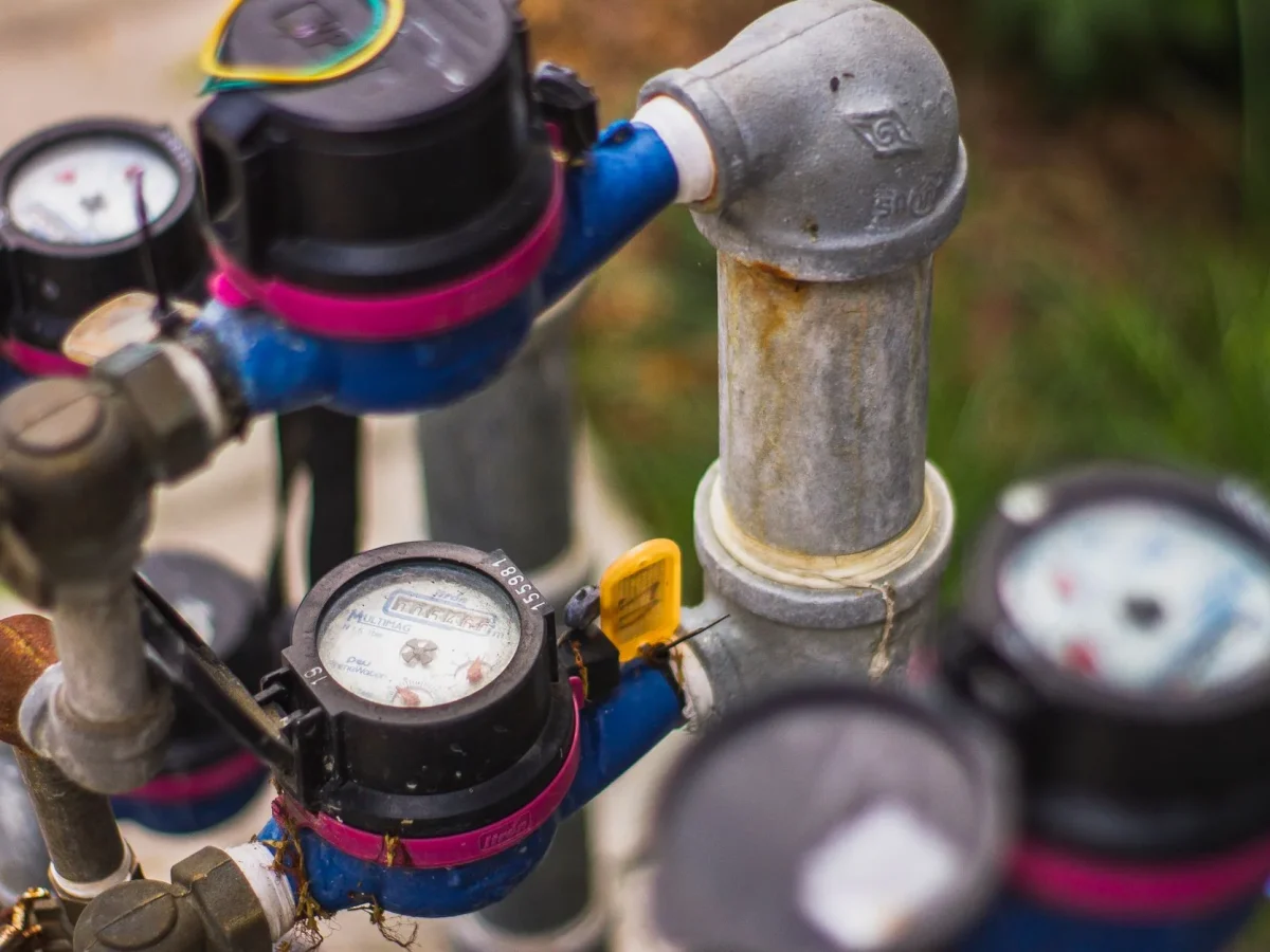 Compteurs d'eau installés sur une canalisation