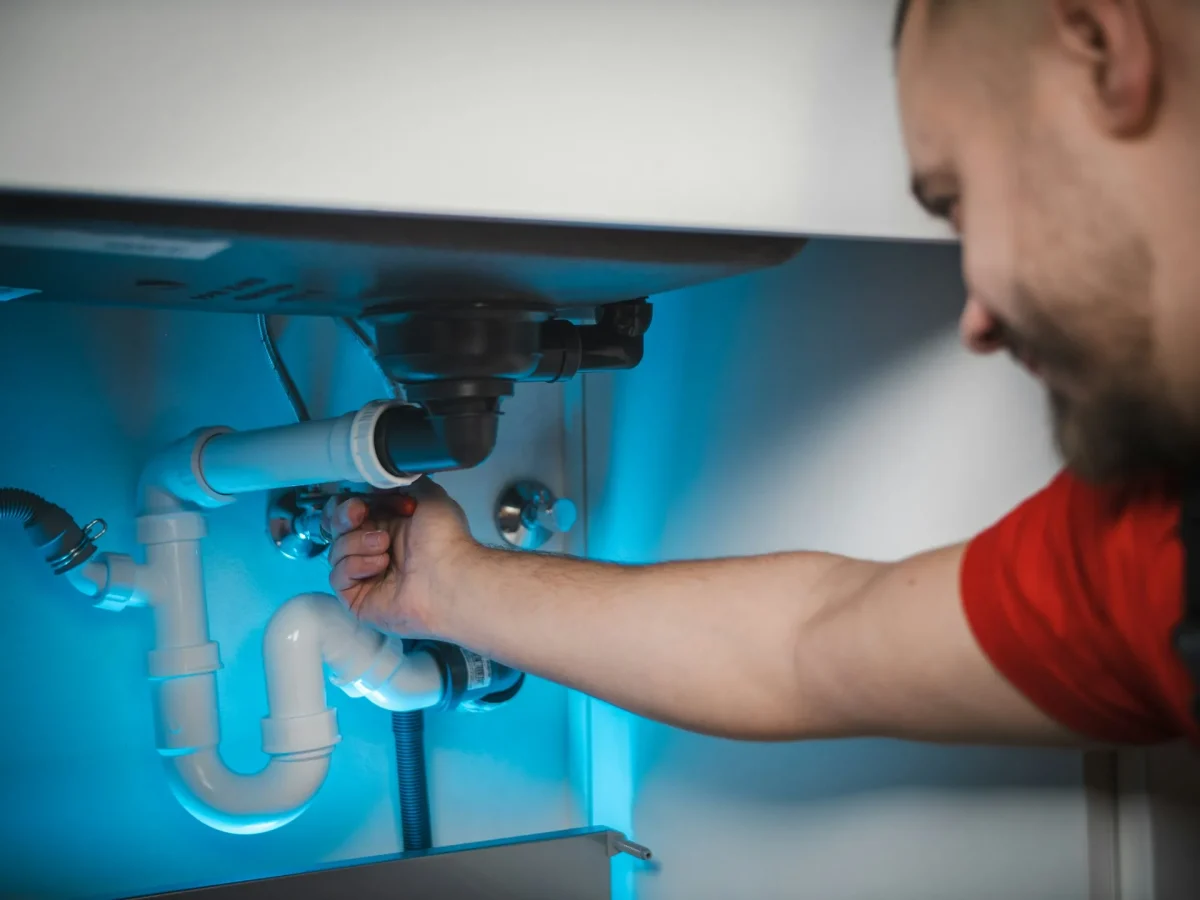 Plombier au travail sur une installation d'eau