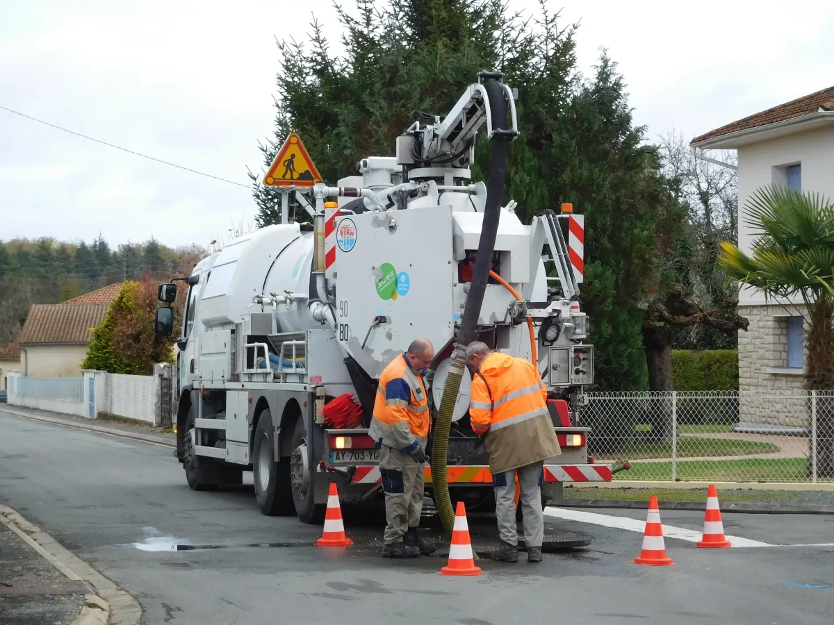 Camion hydrocureur d'assainissement en intervention