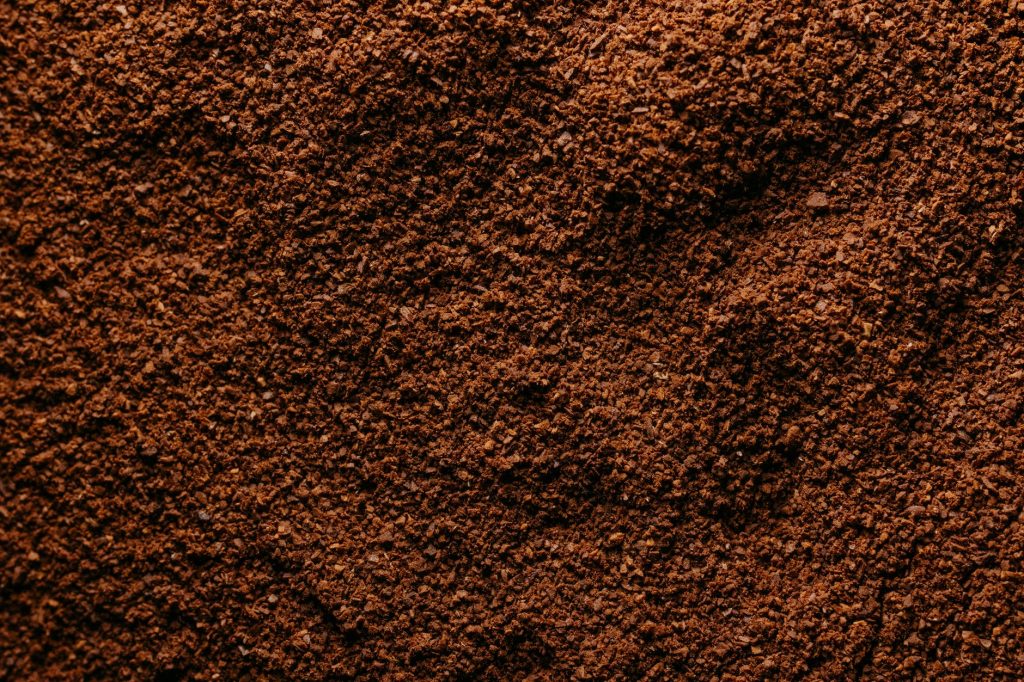 Vous jetez votre marc de café dans l&rsquo;évier ? Attention aux dégâts !