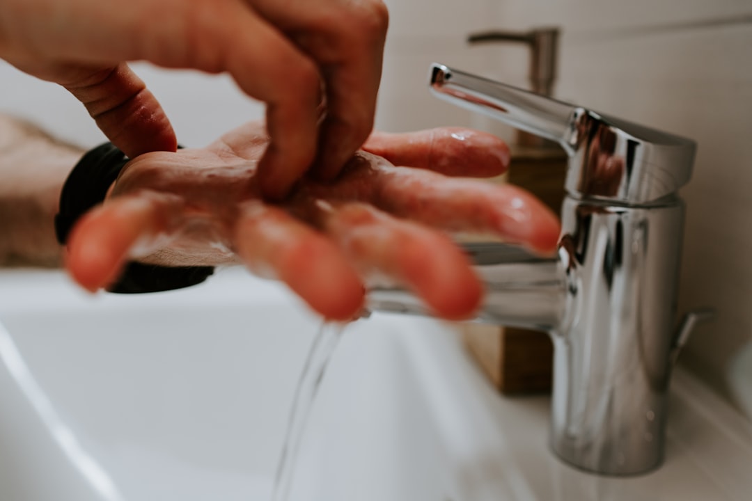 Débouchage de lavabo : gestes sûrs et quand appeler un pro