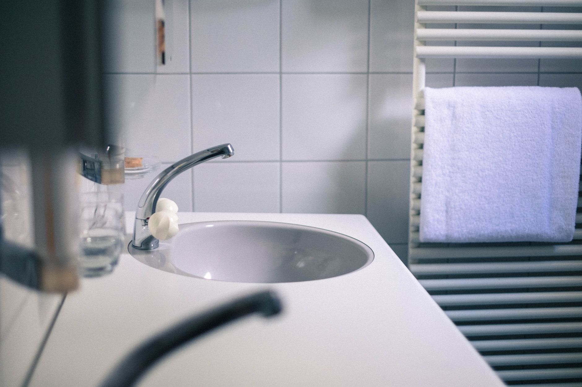 Déboucheur chimique pour canalisation : efficacité et risques