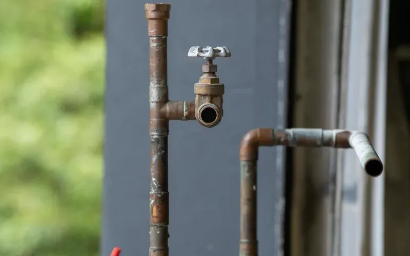 Vanne d'arrêt d'eau sur une canalisation en cuivre