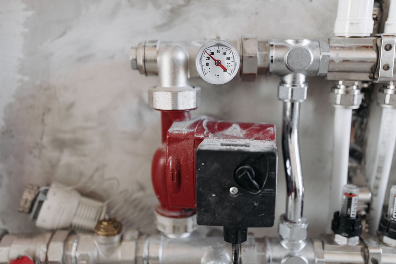 Caméra d'inspection introduite dans une canalisation d'évacuation