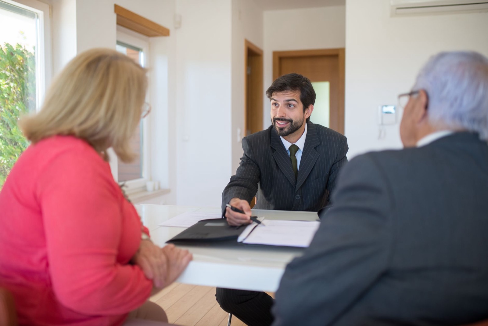 Agent immobilier et notaire lors d'un rendez-vous de vente